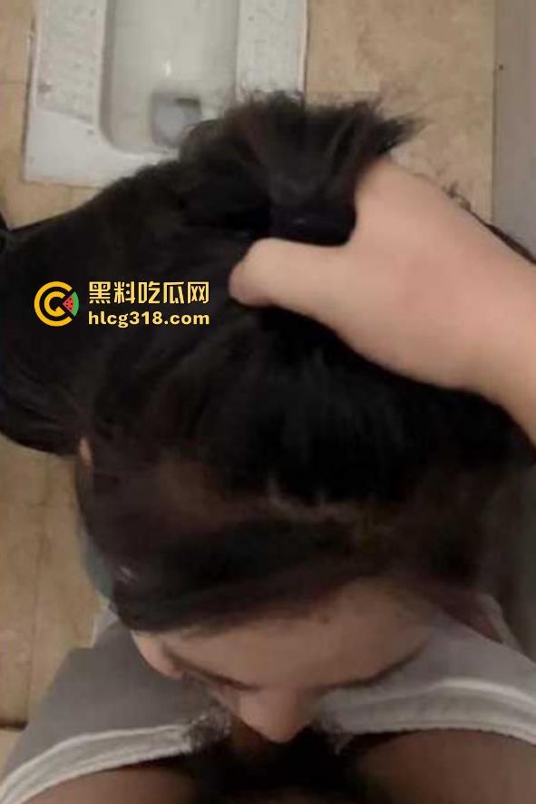 约炮极品美容院老板娘，巨乳翘臀性感人妻，拉到厕所就是一顿爆操强制吞精，这身材很难不爱！  第6张