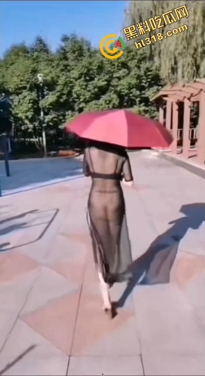 女狗完成主人的街头羞辱任务，薄纱透视装真空出街公园游街，711买零食收银小哥都看懵逼了！  第16张