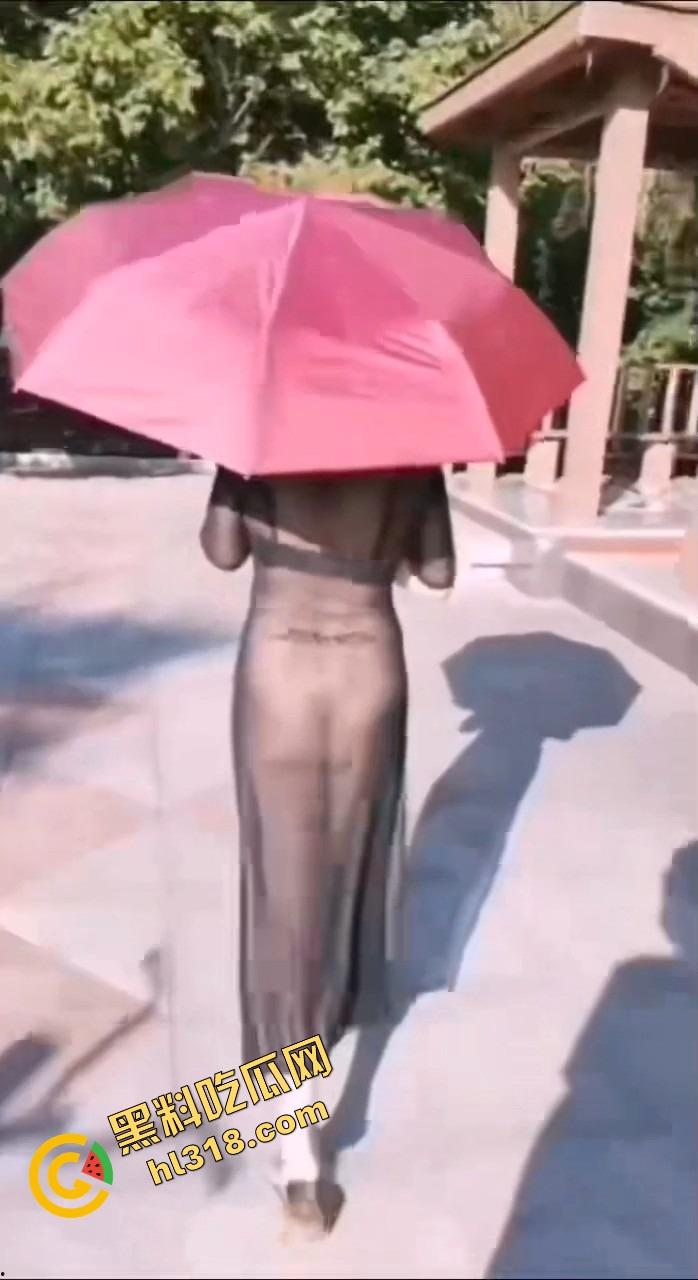 女狗完成主人的街头羞辱任务，薄纱透视装真空出街公园游街，711买零食收银小哥都看懵逼了！  第18张