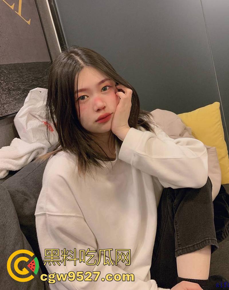 贵州最骚酒店前台【夏媛轩】，学生时期和继父通奸，还和男友兄弟一起3p，和领导同事1v7群p，太刺激了！  第4张