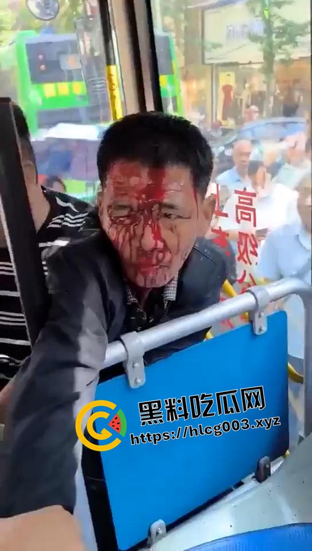 四川自贡37路公交车伤人现场 男子砍死司机挟持乘客  出动特警军队抓捕 满脸都是别人的血 第1张