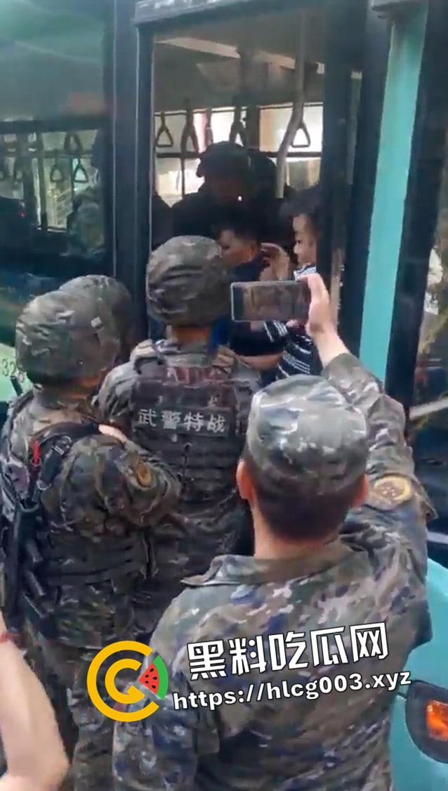四川自贡37路公交车伤人现场 男子砍死司机挟持乘客  出动特警军队抓捕 满脸都是别人的血 第3张