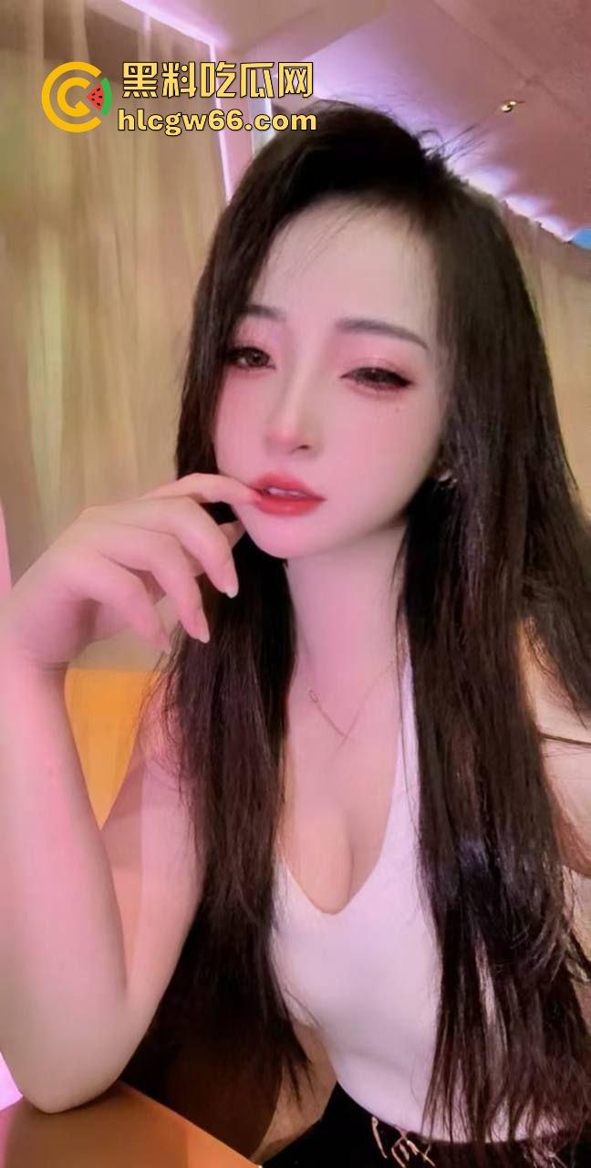 快手直播花样真多 为了博取流量用绳子摩擦骚逼 也不知道里面有没有穿内裤 真是逆天!  第1张