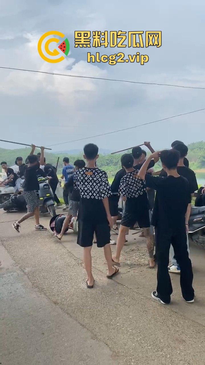 河南精神小伙挥舞青龙偃月刀街头打架，这群人是武术学校出来的？  第1张