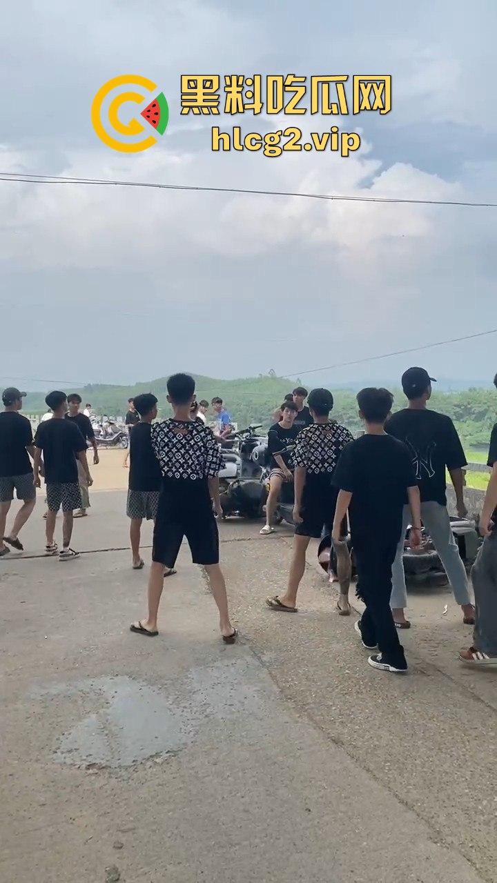 河南精神小伙挥舞青龙偃月刀街头打架，这群人是武术学校出来的？  第2张