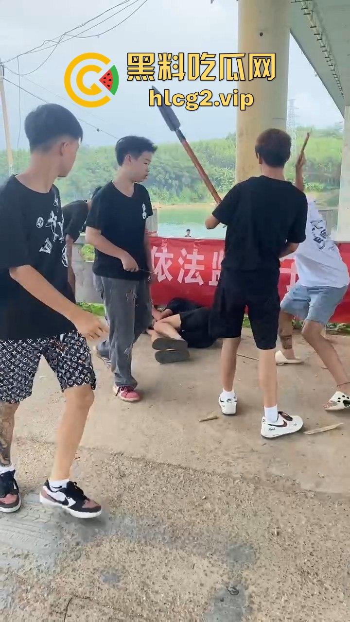 河南精神小伙挥舞青龙偃月刀街头打架，这群人是武术学校出来的？  第3张