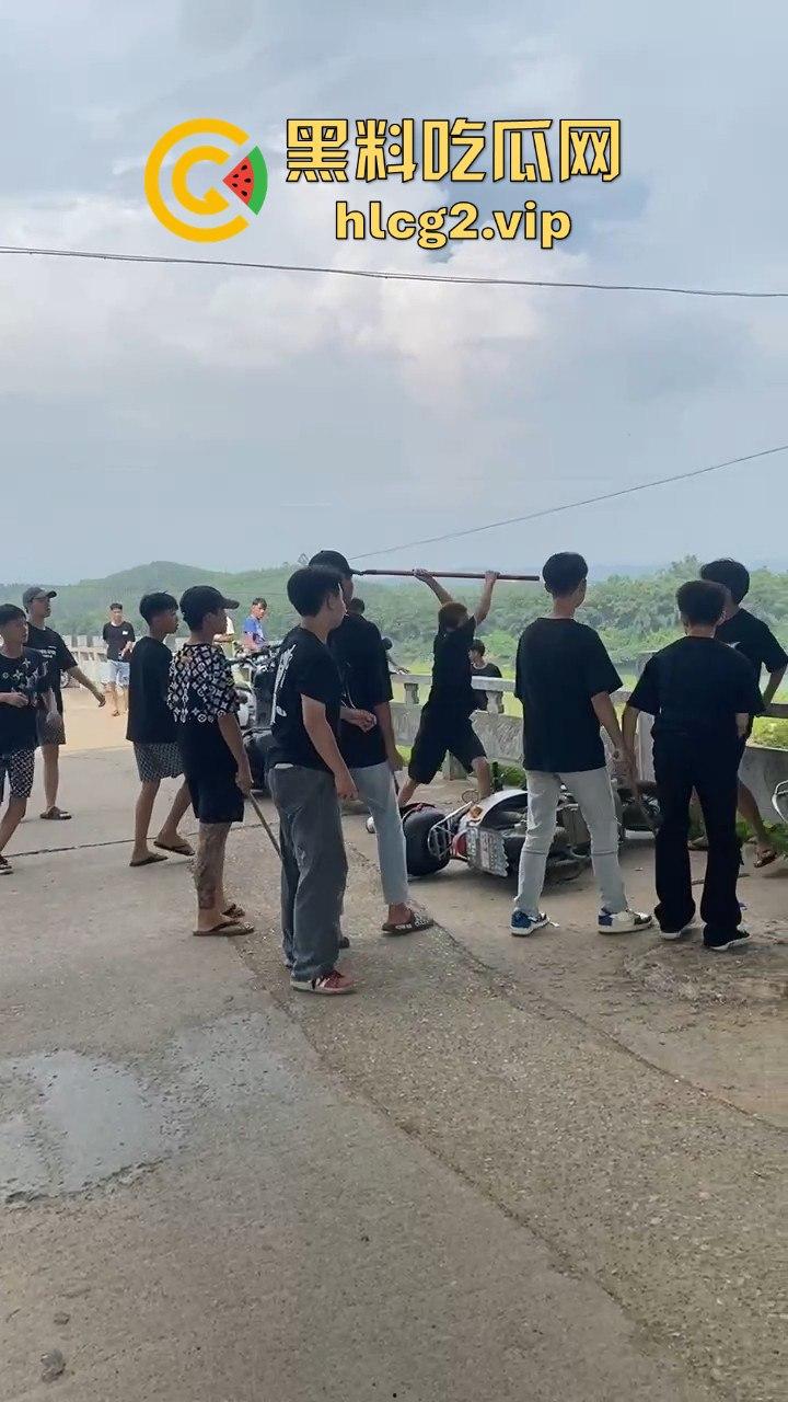 河南精神小伙挥舞青龙偃月刀街头打架，这群人是武术学校出来的？  第4张