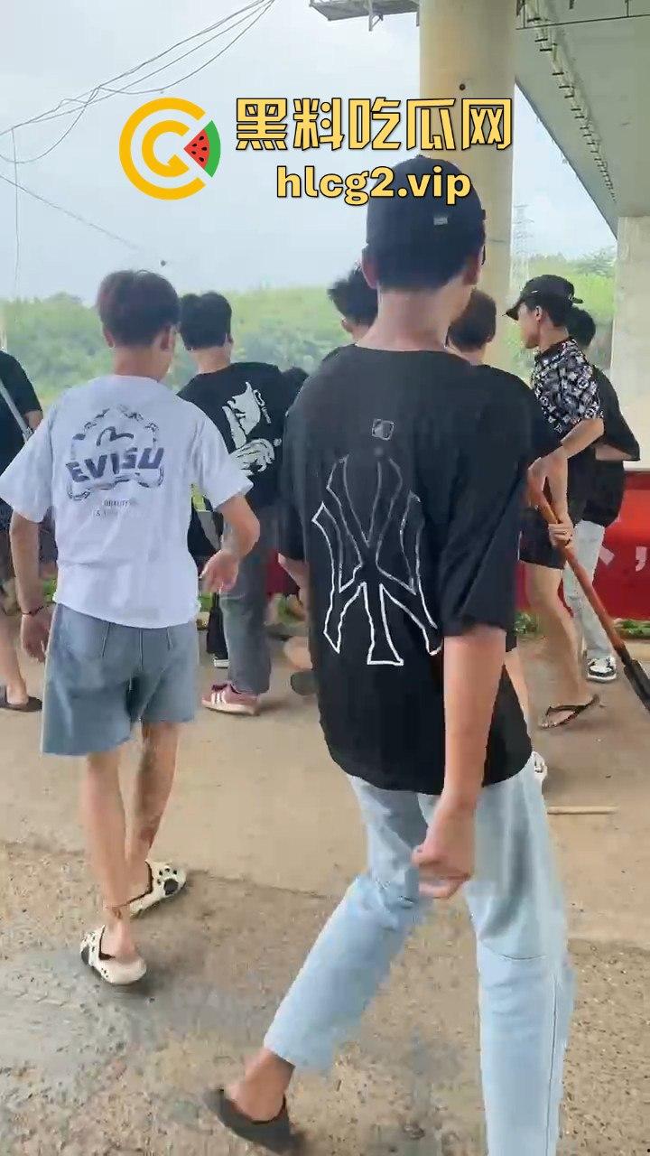 河南精神小伙挥舞青龙偃月刀街头打架，这群人是武术学校出来的？  第6张