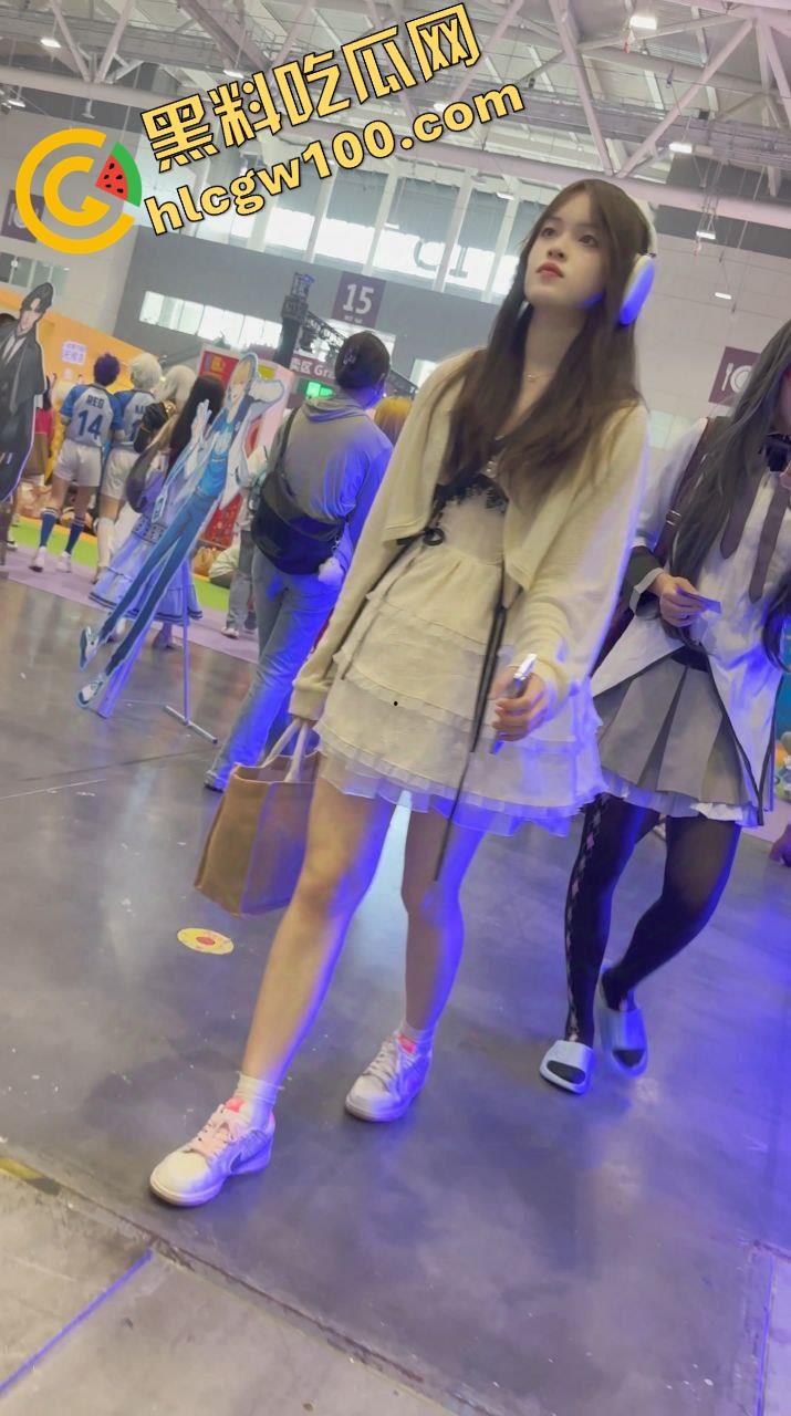 漫展抄底多名可爱学生妹,竟连内裤都不穿,阴毛浓密的骚穴暴漏在外,外表甜美可爱实则淫荡反差 第1张 漫展抄底多名可爱学生妹,竟连内裤都不穿,阴毛浓密的骚穴暴漏在外,外表甜美可爱实则淫荡反差 第1张