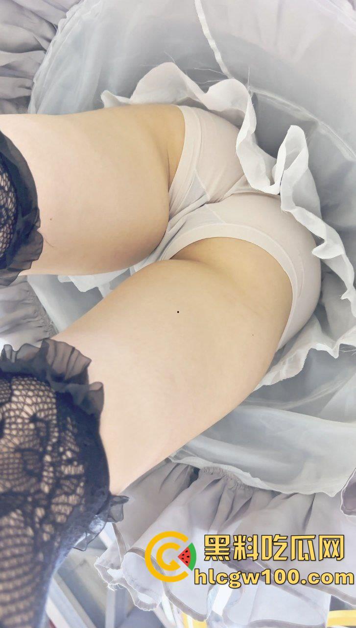 漫展抄底多名可爱学生妹,竟连内裤都不穿,阴毛浓密的骚穴暴漏在外,外表甜美可爱实则淫荡反差 第3张 漫展抄底多名可爱学生妹,竟连内裤都不穿,阴毛浓密的骚穴暴漏在外,外表甜美可爱实则淫荡反差 第3张