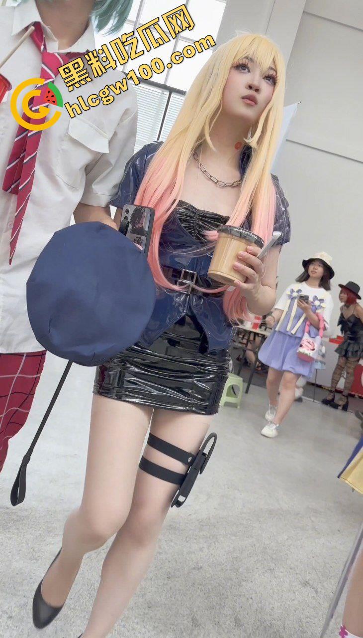 漫展抄底多名可爱学生妹,竟连内裤都不穿,阴毛浓密的骚穴暴漏在外,外表甜美可爱实则淫荡反差 第5张 漫展抄底多名可爱学生妹,竟连内裤都不穿,阴毛浓密的骚穴暴漏在外,外表甜美可爱实则淫荡反差 第5张