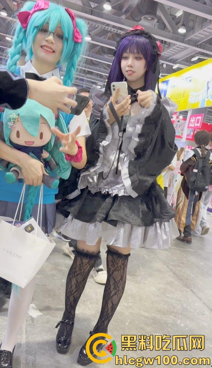 漫展抄底多名可爱学生妹,竟连内裤都不穿,阴毛浓密的骚穴暴漏在外,外表甜美可爱实则淫荡反差 第10张 漫展抄底多名可爱学生妹,竟连内裤都不穿,阴毛浓密的骚穴暴漏在外,外表甜美可爱实则淫荡反差 第10张