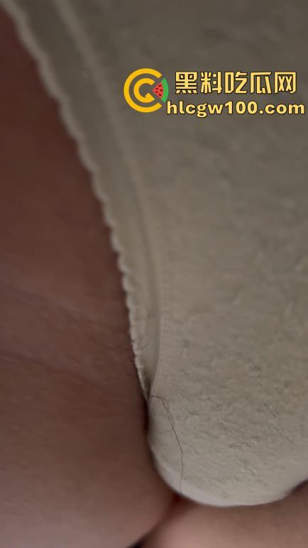 漫展抄底多名可爱学生妹,竟连内裤都不穿,阴毛浓密的骚穴暴漏在外,外表甜美可爱实则淫荡反差 第11张 漫展抄底多名可爱学生妹,竟连内裤都不穿,阴毛浓密的骚穴暴漏在外,外表甜美可爱实则淫荡反差 第11张