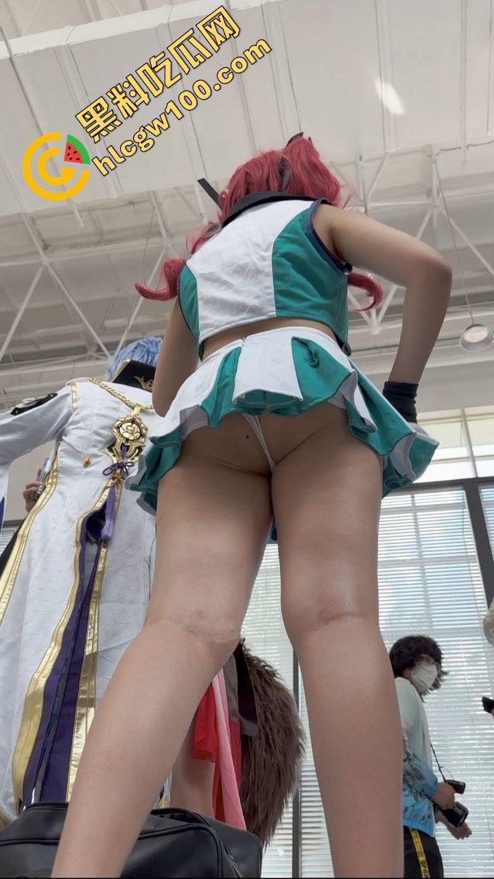 漫展抄底多名可爱学生妹,竟连内裤都不穿,阴毛浓密的骚穴暴漏在外,外表甜美可爱实则淫荡反差 第12张 漫展抄底多名可爱学生妹,竟连内裤都不穿,阴毛浓密的骚穴暴漏在外,外表甜美可爱实则淫荡反差 第12张