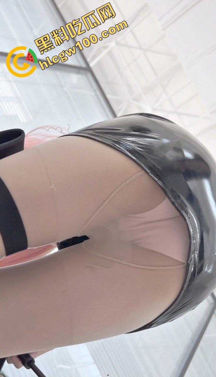 漫展抄底多名可爱学生妹,竟连内裤都不穿,阴毛浓密的骚穴暴漏在外,外表甜美可爱实则淫荡反差 第13张 漫展抄底多名可爱学生妹,竟连内裤都不穿,阴毛浓密的骚穴暴漏在外,外表甜美可爱实则淫荡反差 第13张