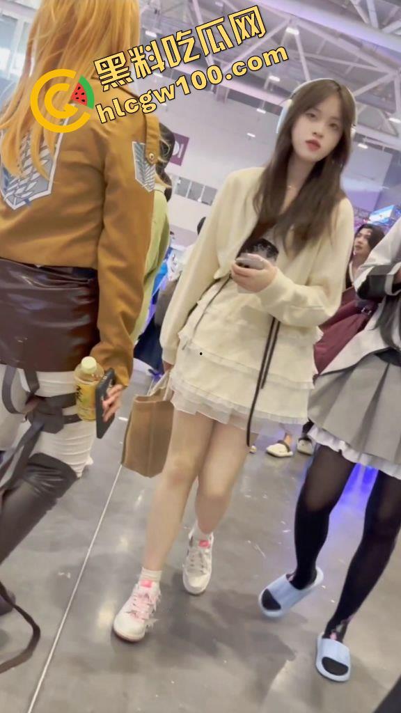 漫展抄底多名可爱学生妹,竟连内裤都不穿,阴毛浓密的骚穴暴漏在外,外表甜美可爱实则淫荡反差 第14张 漫展抄底多名可爱学生妹,竟连内裤都不穿,阴毛浓密的骚穴暴漏在外,外表甜美可爱实则淫荡反差 第14张