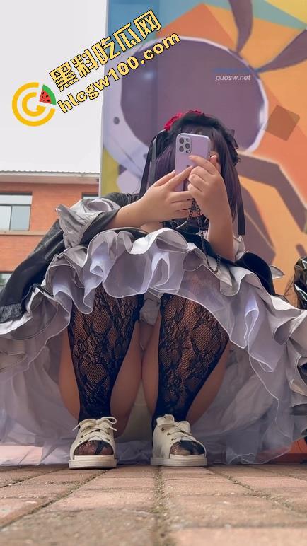 漫展抄底多名可爱学生妹,竟连内裤都不穿,阴毛浓密的骚穴暴漏在外,外表甜美可爱实则淫荡反差 第15张 漫展抄底多名可爱学生妹,竟连内裤都不穿,阴毛浓密的骚穴暴漏在外,外表甜美可爱实则淫荡反差 第15张