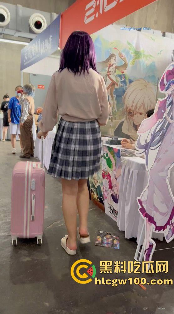 漫展抄底多名可爱学生妹,竟连内裤都不穿,阴毛浓密的骚穴暴漏在外,外表甜美可爱实则淫荡反差 第17张 漫展抄底多名可爱学生妹,竟连内裤都不穿,阴毛浓密的骚穴暴漏在外,外表甜美可爱实则淫荡反差 第17张