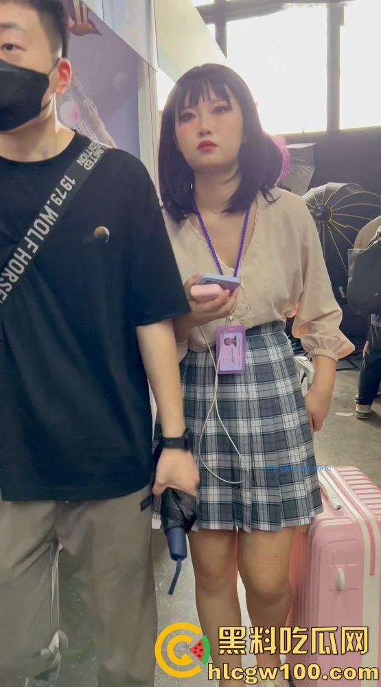 漫展抄底多名可爱学生妹,竟连内裤都不穿,阴毛浓密的骚穴暴漏在外,外表甜美可爱实则淫荡反差 第18张 漫展抄底多名可爱学生妹,竟连内裤都不穿,阴毛浓密的骚穴暴漏在外,外表甜美可爱实则淫荡反差 第18张