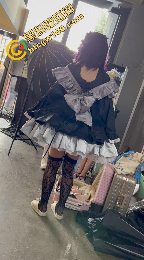 漫展抄底多名可爱学生妹,竟连内裤都不穿,阴毛浓密的骚穴暴漏在外,外表甜美可爱实则淫荡反差 第19张 漫展抄底多名可爱学生妹,竟连内裤都不穿,阴毛浓密的骚穴暴漏在外,外表甜美可爱实则淫荡反差 第19张