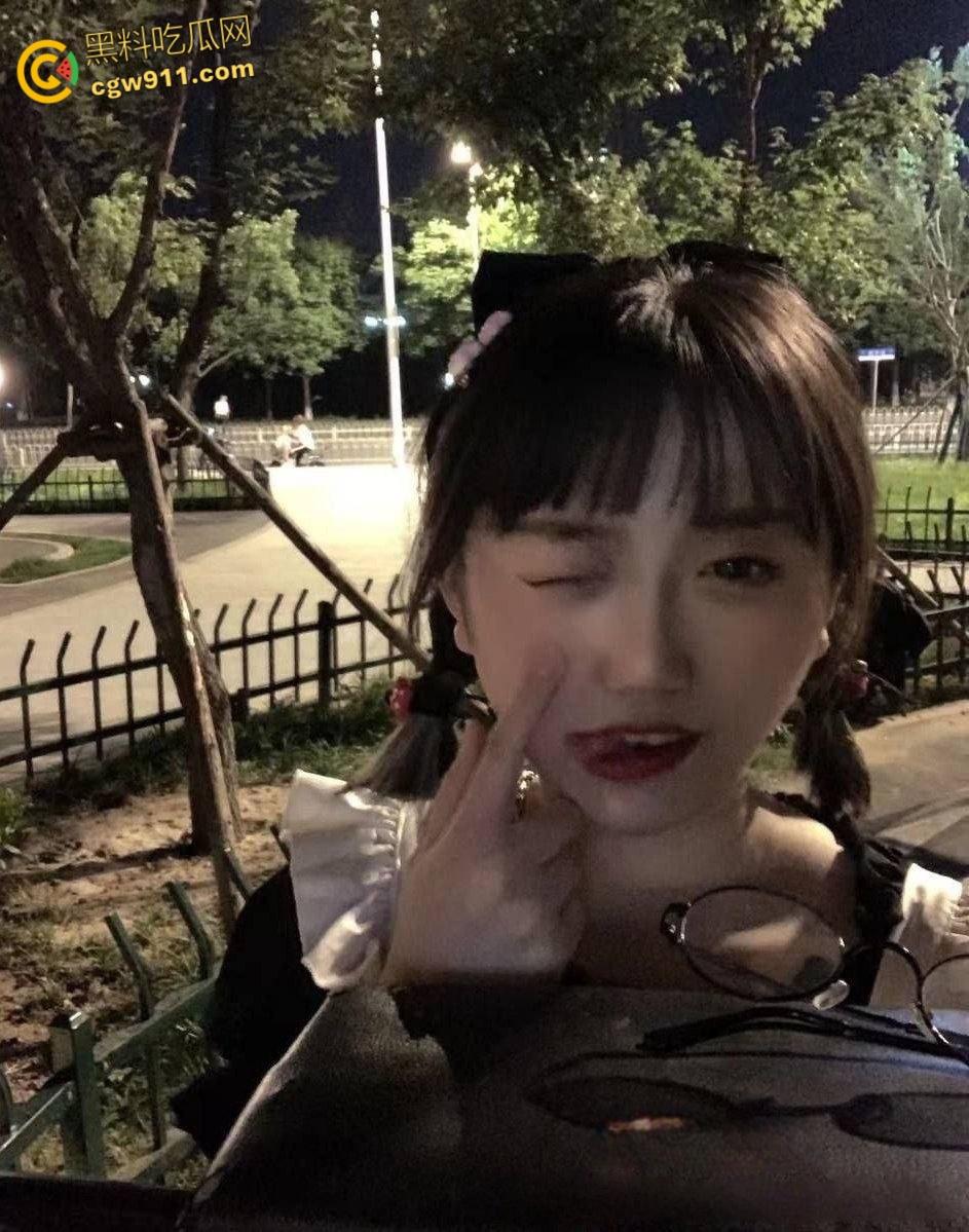 海南大学大二学妹【刘茜】，父母眼里的乖乖女，暑假出租房穿着情趣黑丝，被男友无套侧入猛干，淫叫声超级浪 ！  第1张