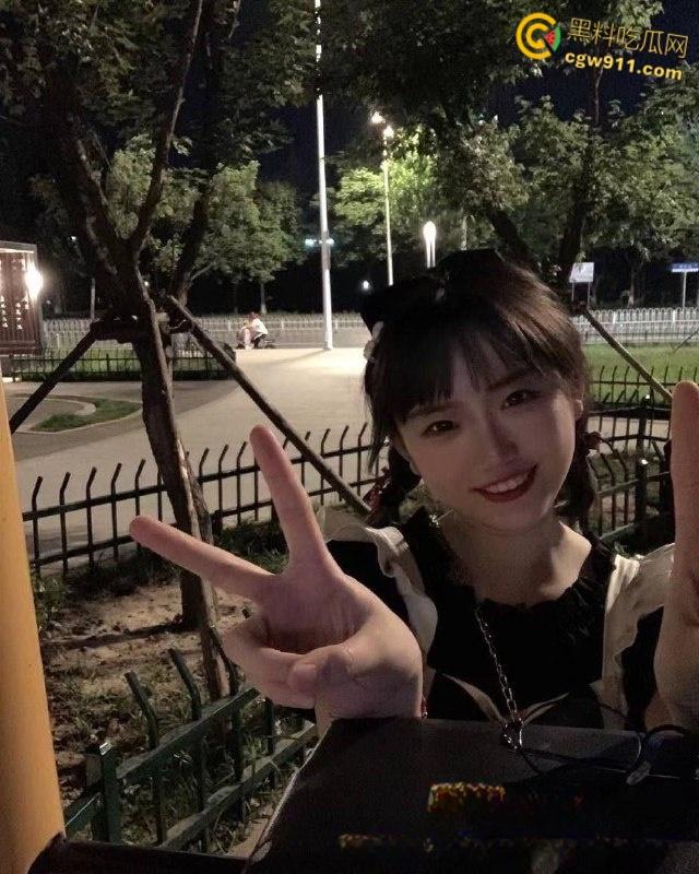 海南大学大二学妹【刘茜】，父母眼里的乖乖女，暑假出租房穿着情趣黑丝，被男友无套侧入猛干，淫叫声超级浪 ！  第2张