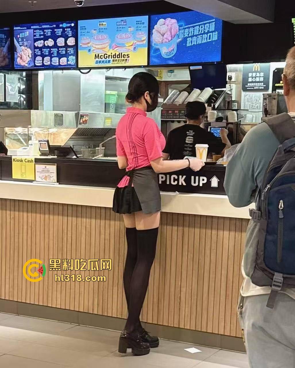 你知道的我一直觉得麦当劳是最好吃的！酒店后入猛吃麦当劳最新套餐，海鲜味的的汉堡，下次还来！  第2张