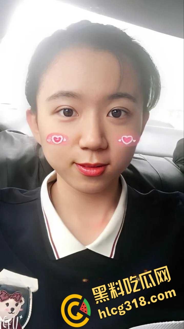 青岛反差女大学生【谭晓怡】，游戏开黑好队友，操逼都不忘王者荣耀语音开黑，还捂住自己嘴巴不发出娇喘声 ！  第1张