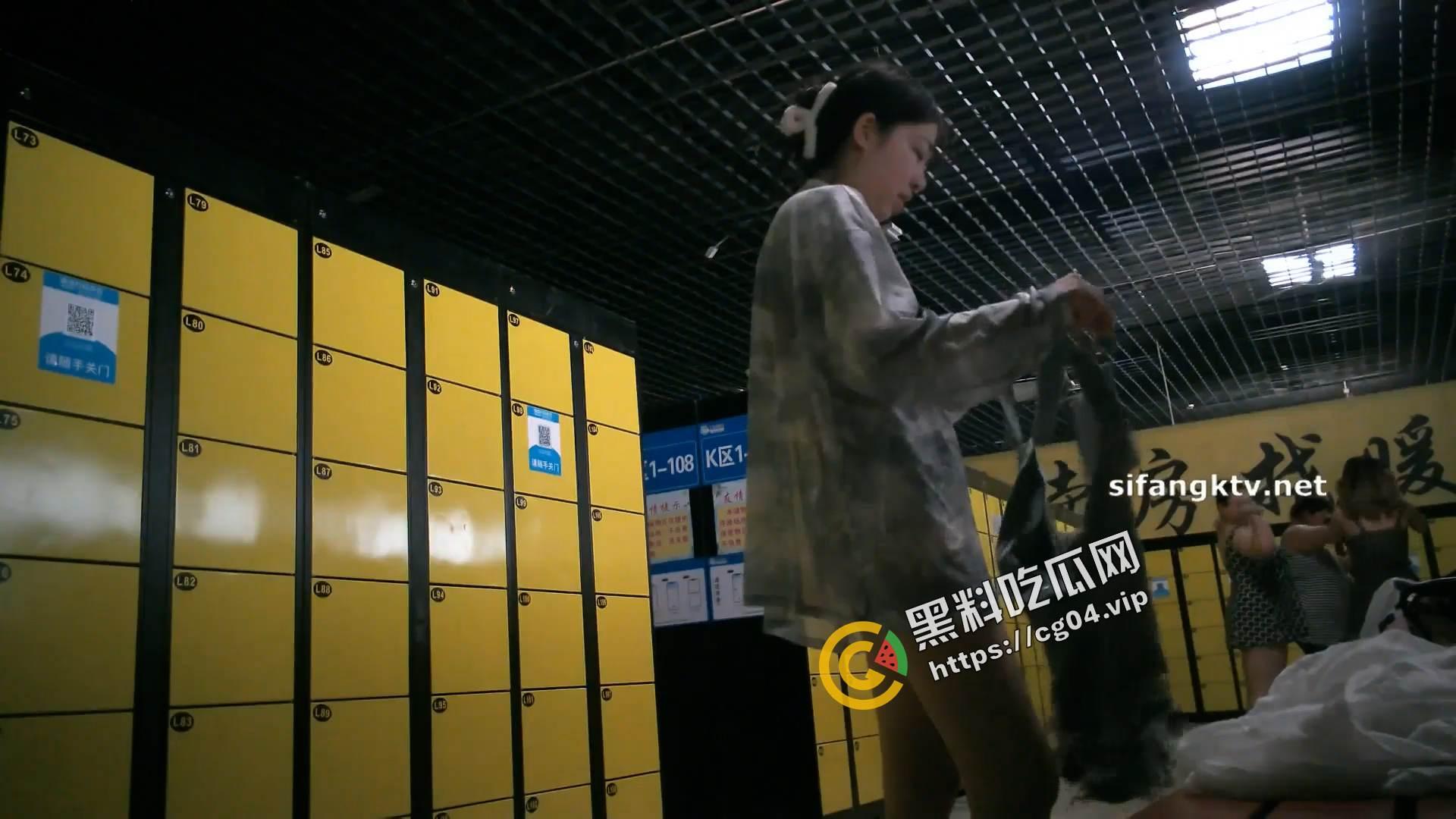 十二月最新流出 大神潜入水上乐园更衣室偷拍 泳客可爱眼镜妹奶子圆润 逼毛性感  第2张