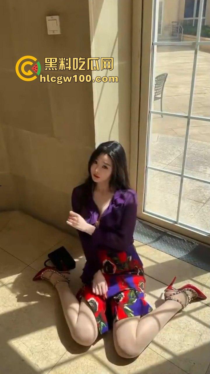 抖音高颜值极品反差网红【双马尾刺客】小逗逗的最新作品曝光，玉足黑丝大长腿地铁大胆露出。  第7张