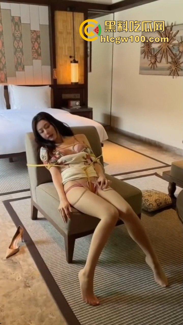 抖音高颜值极品反差网红【双马尾刺客】小逗逗的最新作品曝光，玉足黑丝大长腿地铁大胆露出。  第11张