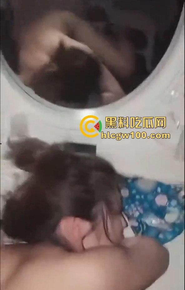 兰州大学反差母狗【李妍柔】调教视频曝光，调教成了吃鸡好手 鸡巴套子，内容劲爆！！  第13张