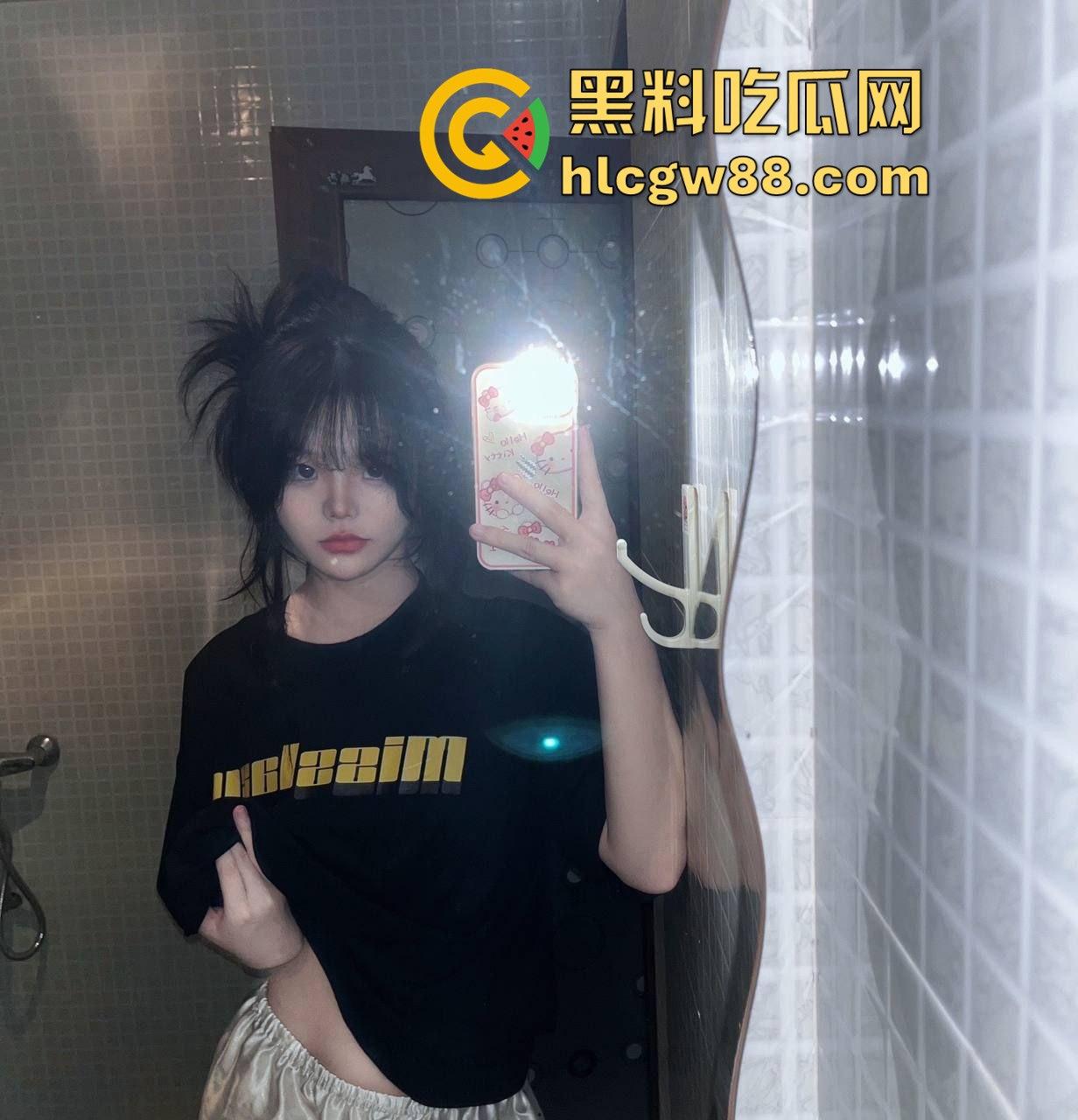 珠海艺术职业学院【杨婷婷】与金主裸拍视频被曝光 极品巨乳抠逼自慰 很有撸点！  第1张