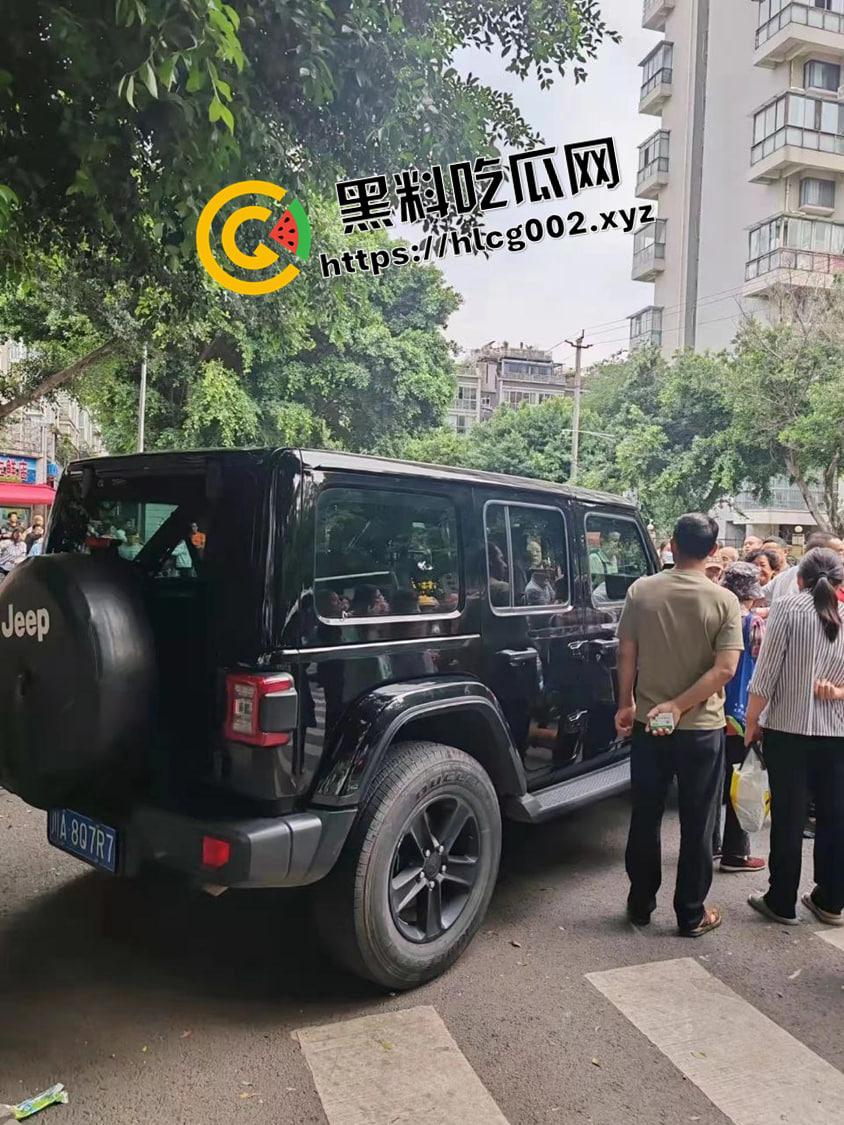 成都成化区吉普车被摸事件！小伙摸车一下被讹一万还被警察抓走 围观群众包围警察讨要说法 现场完整视频  第5张