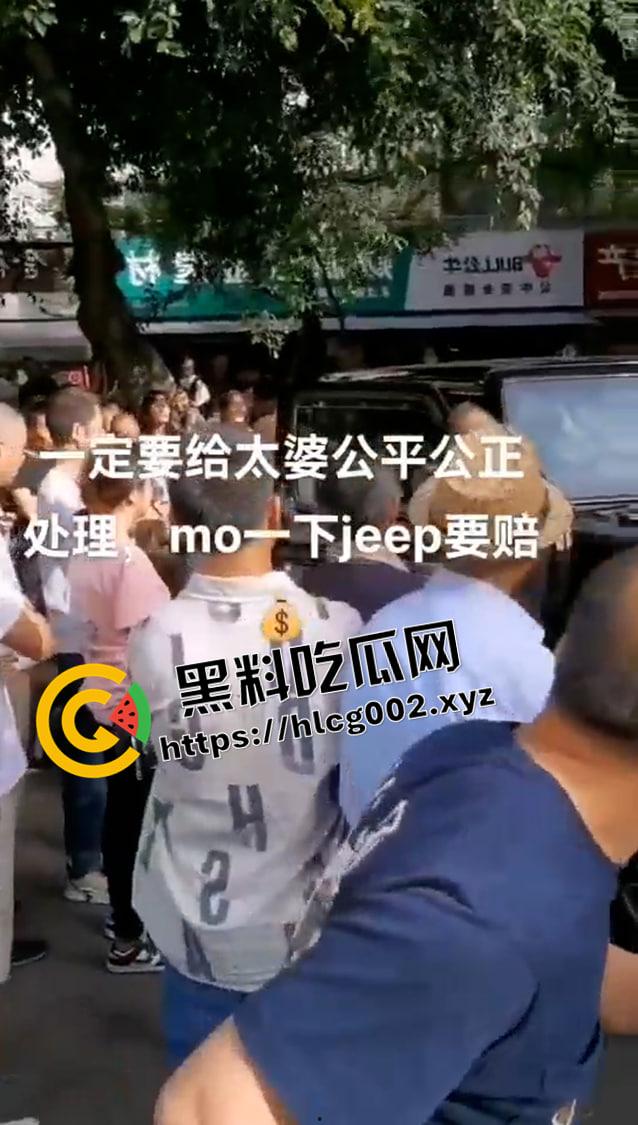 成都成化区吉普车被摸事件！小伙摸车一下被讹一万还被警察抓走 围观群众包围警察讨要说法 现场完整视频  第6张