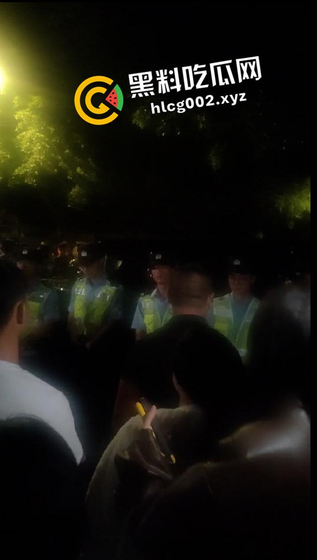 成都成化区吉普车被摸事件！小伙摸车一下被讹一万还被警察抓走 围观群众包围警察讨要说法 现场完整视频  第9张