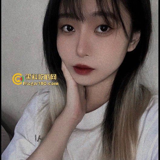 湖南大学大一学妹【李静妍】揉胸自慰挑逗文爱，清纯只是摆设 遭渣男前男友曝光不雅视频。  第1张