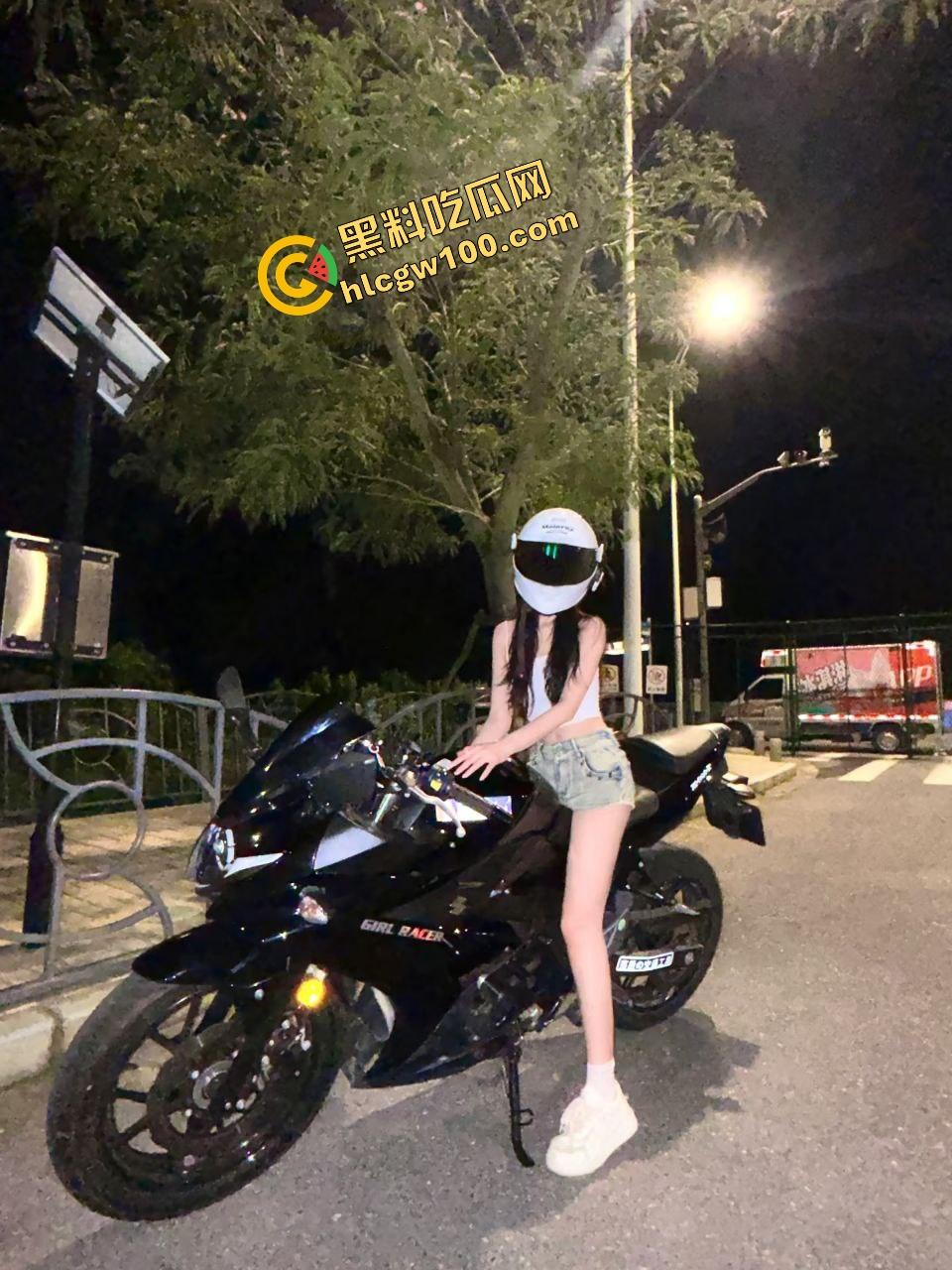 广西北海清纯机车女孩【袁晴】机车女反差骚贱的一面，约炮酒吧小帅后入猛插，抱起来爆操！独家流出！  第5张