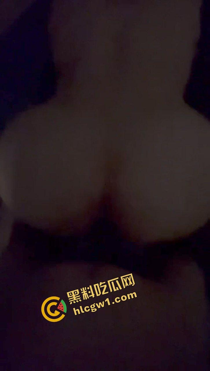 湖南长沙反差贱母狗『张歆媛』舔鸡后入贼骚 与男友性爱自拍泄密 独家曝光流出！  第5张