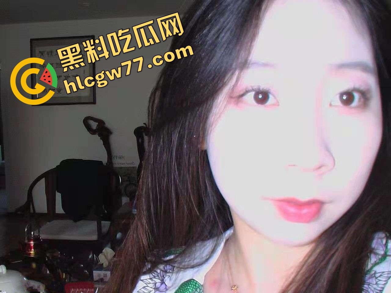 湖北二本院校女大学生【刘雪】表面乖乖女，私下白丝制服掰逼自拍，骚穴毛多唇歪，反差母狗本狗！  第3张