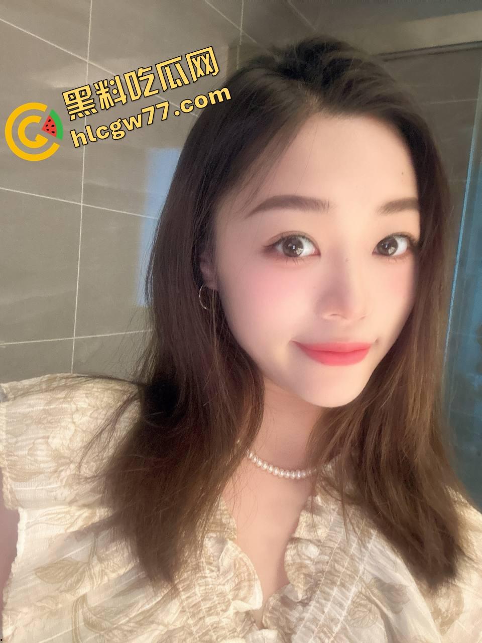 湖北二本院校女大学生【刘雪】表面乖乖女，私下白丝制服掰逼自拍，骚穴毛多唇歪，反差母狗本狗！  第4张