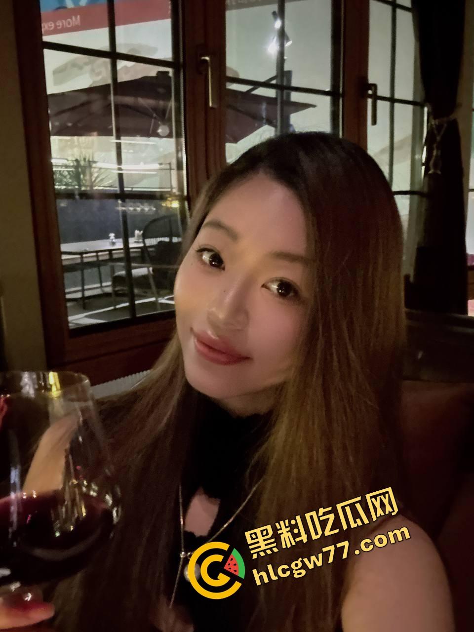 湖北二本院校女大学生【刘雪】表面乖乖女，私下白丝制服掰逼自拍，骚穴毛多唇歪，反差母狗本狗！  第10张