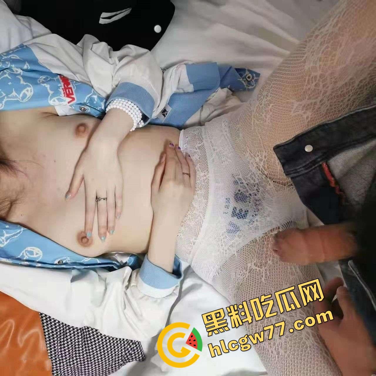 湖北二本院校女大学生【刘雪】表面乖乖女，私下白丝制服掰逼自拍，骚穴毛多唇歪，反差母狗本狗！  第17张