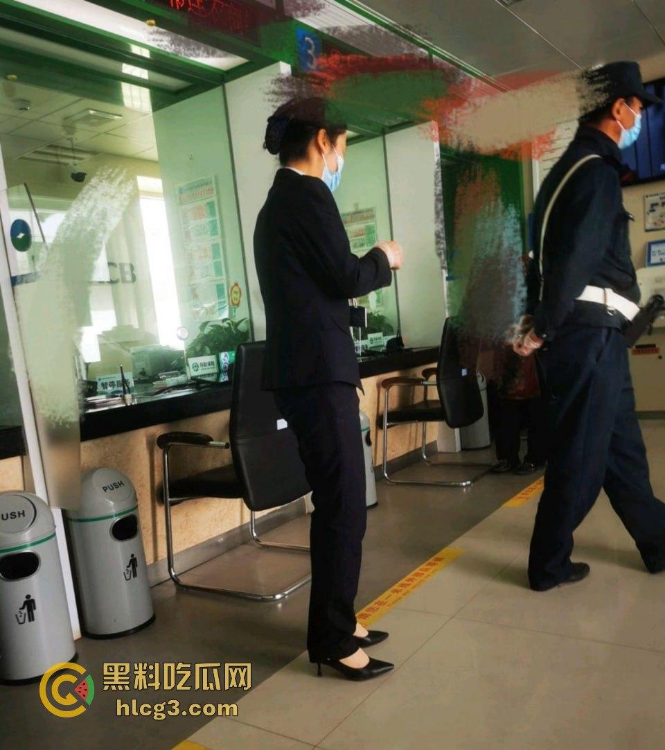 牛B大叔假装大客户，银行美女经理被套路至酒店，原来‘谈业务’只是为了‘免费服务’！  第7张