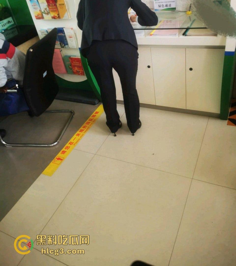 牛B大叔假装大客户，银行美女经理被套路至酒店，原来‘谈业务’只是为了‘免费服务’！  第9张