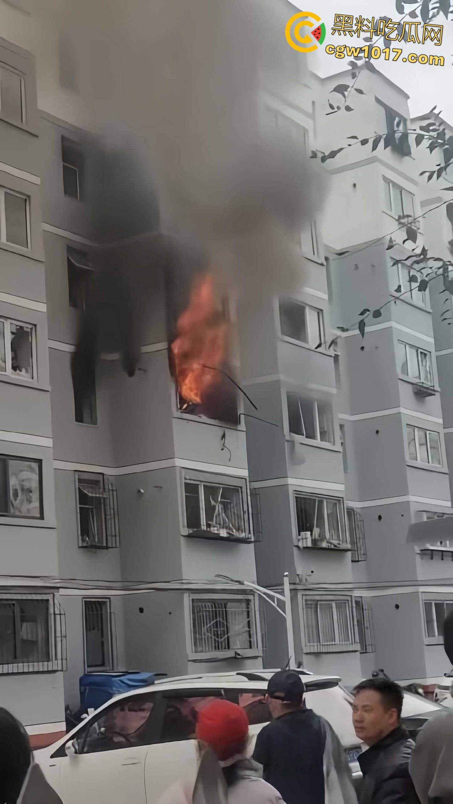 河北张家口钢鑫小区,突发惊天爆炸疑似燃气泄漏,爆炸冲击波震碎周边窗户玻璃,楼体墙面崩裂变形! 第4张 河北张家口钢鑫小区,突发惊天爆炸疑似燃气泄漏,爆炸冲击波震碎周边窗户玻璃,楼体墙面崩裂变形! 第4张