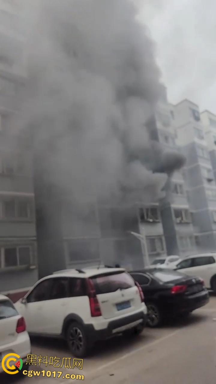 河北张家口钢鑫小区,突发惊天爆炸疑似燃气泄漏,爆炸冲击波震碎周边窗户玻璃,楼体墙面崩裂变形! 第6张 河北张家口钢鑫小区,突发惊天爆炸疑似燃气泄漏,爆炸冲击波震碎周边窗户玻璃,楼体墙面崩裂变形! 第6张