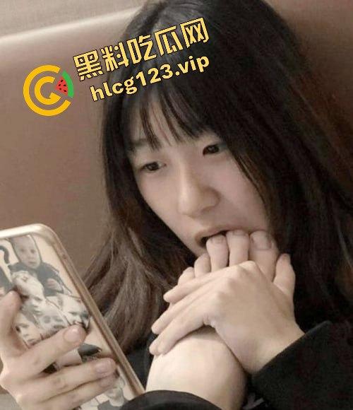 湖北民族师范学院清纯女学生『唐佳怡』性爱自拍遭渣男前男友曝光！解胸罩露出大奶子！后入抽插淫叫不断！  第1张