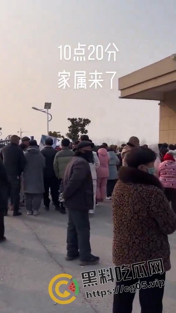 抖音千万热度!河南宁陵县学生校内跳楼自杀案件 家长和民众不满官方说法 在学校门口大批聚集抗议 第12张 抖音千万热度!河南宁陵县学生校内跳楼自杀案件 家长和民众不满官方说法 在学校门口大批聚集抗议 第12张