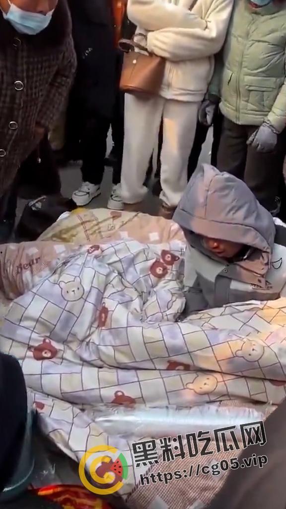 抖音千万热度!河南宁陵县学生校内跳楼自杀案件 家长和民众不满官方说法 在学校门口大批聚集抗议 第14张 抖音千万热度!河南宁陵县学生校内跳楼自杀案件 家长和民众不满官方说法 在学校门口大批聚集抗议 第14张